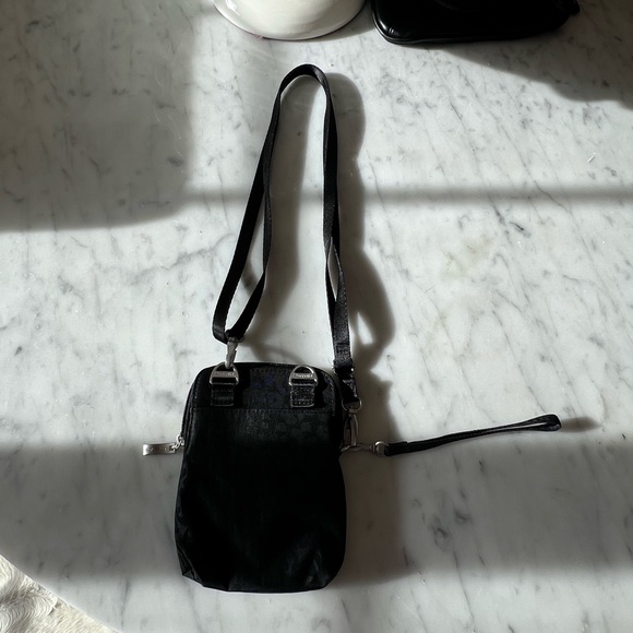 Baggallini at it’s best! Black leopard print crossbody bag! Also Wristlet! - Picture 2 of 7